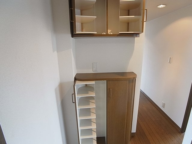 パル兵庫の玄関|シューズボックスも上下で完備