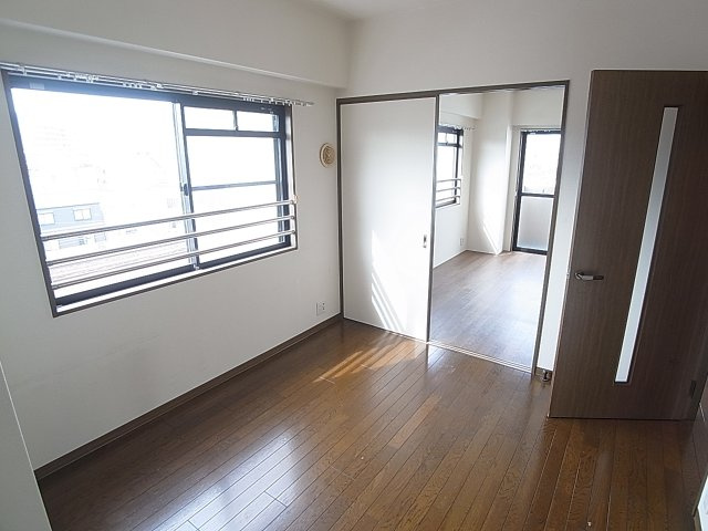 パル兵庫の居間・リビング|落ち着いた色の綺麗なフローリング