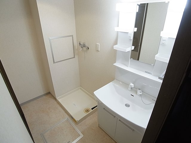 パル兵庫の洗面所|シャワー付きの独立洗面、脱衣所も広めです