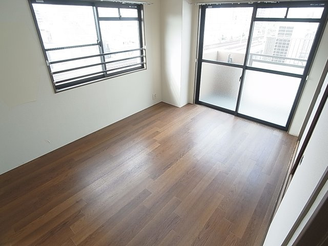 パル兵庫の内装|2面採光の日当たり良好な洋室