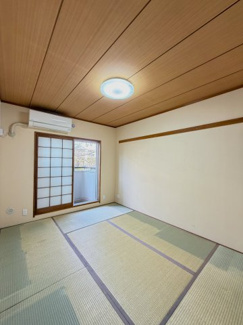 【和室】 | エステート貝取２　嬉しい１階！専用庭付き！バス停２分！多方向への移動も叶います！ | 約６帖の和室付き！　ゆったりお寛ぎ頂けます