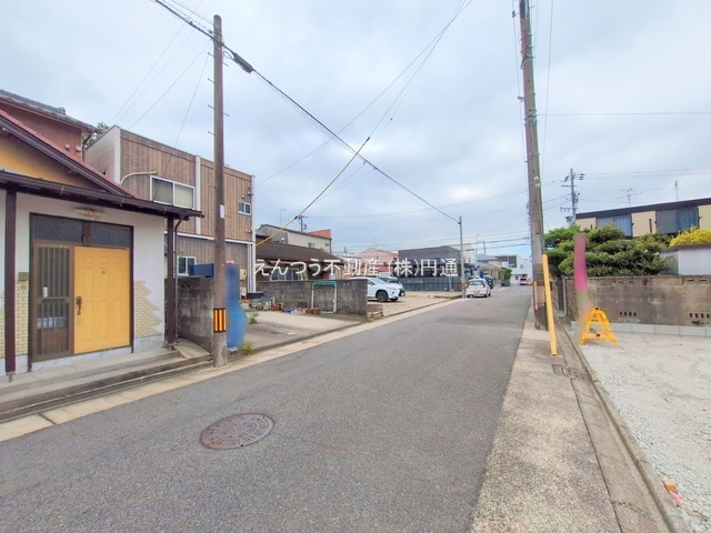 ハートフルタウン川西2期の前面道路含む現地写真