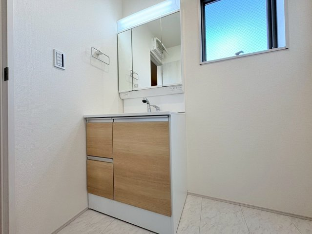 リーブルガーデン　岐阜市島田1丁目　全3区画分譲の独立洗面台|洗面化粧台 幅 750mm、軽く割れにくい洗面ボールと場所をとらないコンパクト設計の本体キャビネットです。
ミラー扉の内側は全て収納スペースです。リフトアップシャワーを採用し両手が自由に使えます