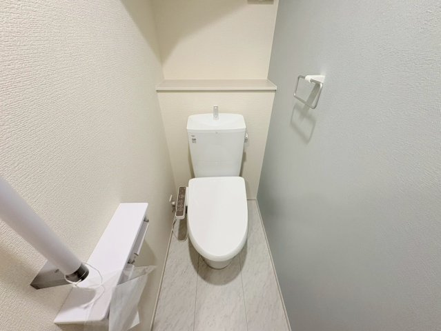 リーブルガーデン　岐阜市島田　全3区画分譲のトイレ|超表面平滑加工とイオンパワーの「セフィオンテクト」加工で、汚れが付きにくく落ちやすい仕様で清潔です。
便器にフチがないので汚れが隠れて見えない部分がありません。お手入れがとってもラクラクです。