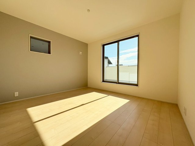 リーブルガーデン　岐阜市島田1丁目　全3区画分譲の洋室|全居室にたっぷり収納できる大型クローゼット、居室部分の窓ガラスには間に空気層を設けたペアガラスを採用。
高い断熱性と共にガラス面の結露対策にも効果を発揮します。