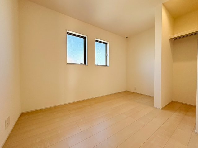 リーブルガーデン　岐阜市島田1丁目　全3区画分譲の洋室|全居室にたっぷり収納できる大型クローゼット、居室部分の窓ガラスには間に空気層を設けたペアガラスを採用。
高い断熱性と共にガラス面の結露対策にも効果を発揮します。