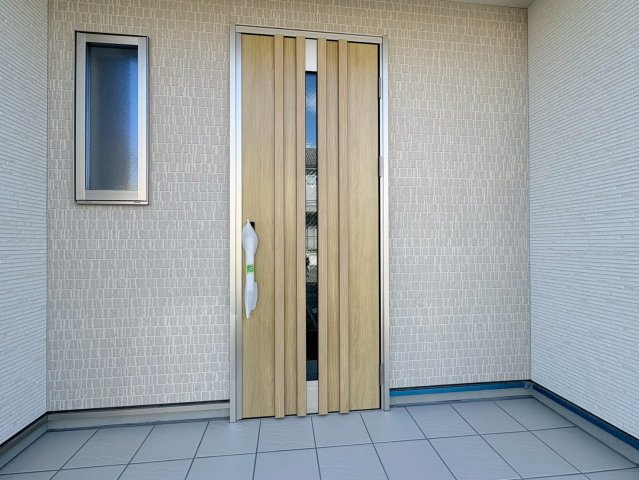 リーブルガーデン　岐阜市島田　全3区画分譲の玄関|【ピッキング防止機能付き玄関ドア錠】玄関ドアの鍵は上下に２つあり、内側の下段は脱着サムターンキー。
鍵を不正に開錠されても、もう１つの鍵でピッキングを防ぎます。防犯性の高い仕様になっています。