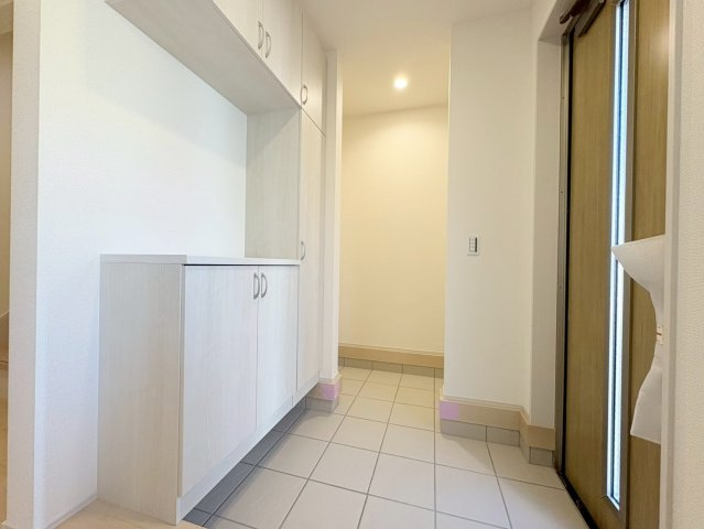 リーブルガーデン　岐阜市島田1丁目　全3区画分譲の玄関|大容量のシューズ収納付きで玄関周りもすっきり！玄関ドアからの光が玄関ホールを明るくしてくれます。