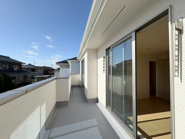 リーブルガーデン　岐阜市島田　全3区画分譲のバルコニー|バルコニーは南向きで洗濯物もよく乾きます！強度と表面積硬度を持つFPRで防水しています。