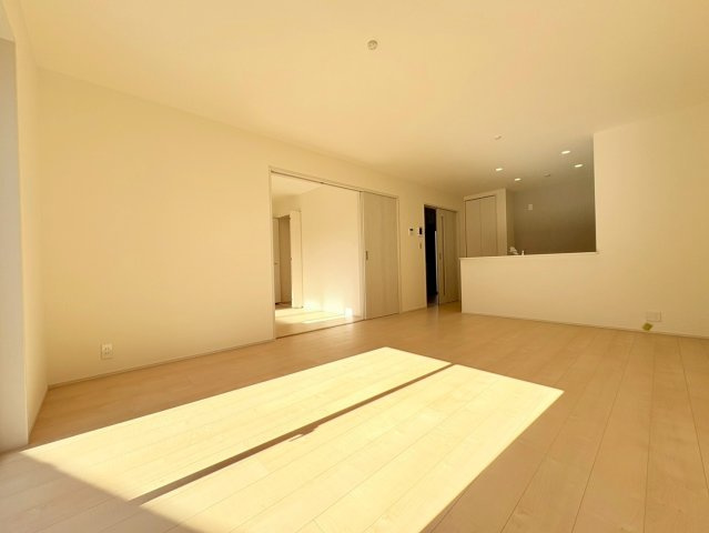 リーブルガーデン　岐阜市島田1丁目　全3区画分譲の居間・リビング|明るい日差しをふんだんに取り込んだリビングダイニングは家族の笑顔につつまれた素敵な空間になります。
一建設の家は精度が高く丈夫な工法を採用し、「住宅トップランナー基準」に対応しています。