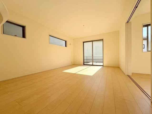 リーブルガーデン　岐阜市島田1丁目　全3区画分譲の居間・リビング|明るい日差しをふんだんに取り込んだリビングダイニングは家族の笑顔につつまれた素敵な空間になります。
一建設の家は精度が高く丈夫な工法を採用し、「住宅トップランナー基準」に対応しています。