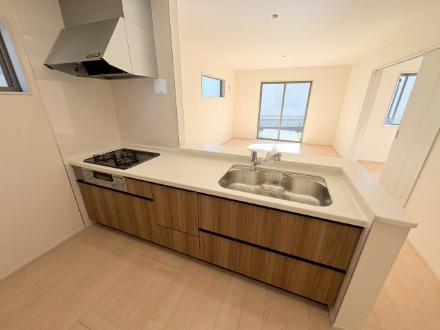 リーブルガーデン　岐阜市島田　全3区画分譲のキッチン|機能的で手入れがしやすいシステムキッチンでお掃除も楽々。蛇口は浄水器内蔵型で節湯CI対応水栓です。　
人造大理石カウンターやキッチンパネルなど明るくきれいにお使いいただけます。