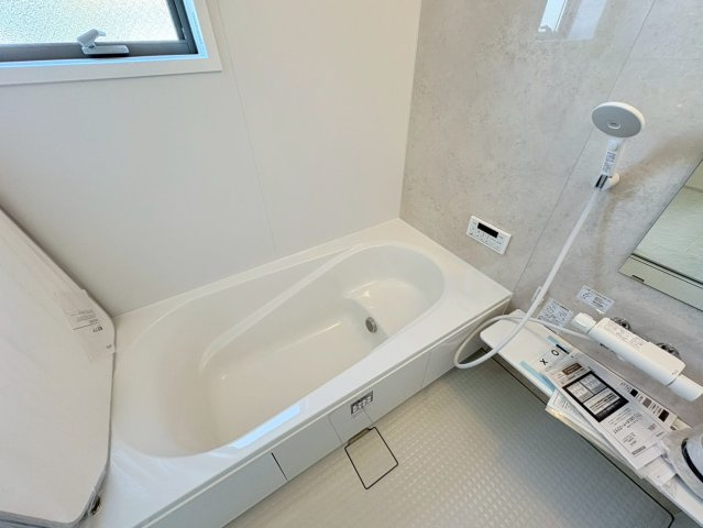 リーブルガーデン　岐阜市島田1丁目　全3区画分譲の浴室|明るく清潔感がある浴室。浴槽は環境にやさしい節水タイプ。浴槽内ステップで半身浴、親子入浴も安心です。
洗い場の床は乾きやすく滑りにくい快適仕様、水はけが良くカビの発生を軽減できます。
