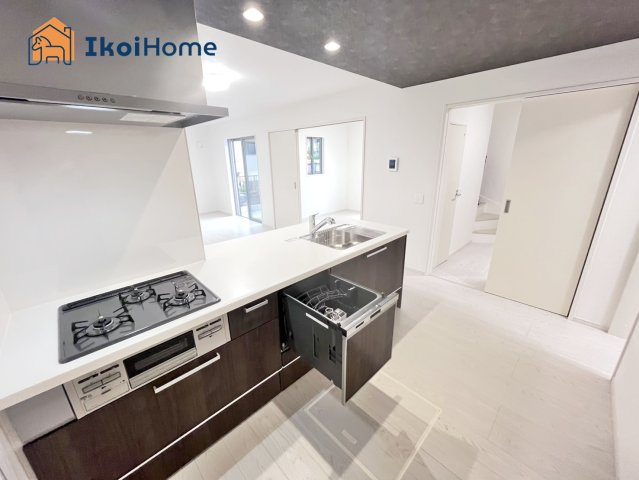 神戸市西区桜が丘西町3丁目　新築戸建のキッチン|【ホームページに現地動画掲載中】●年中無休：当日予約可●家事の時短に欠かせない食器洗浄乾燥機も完備！