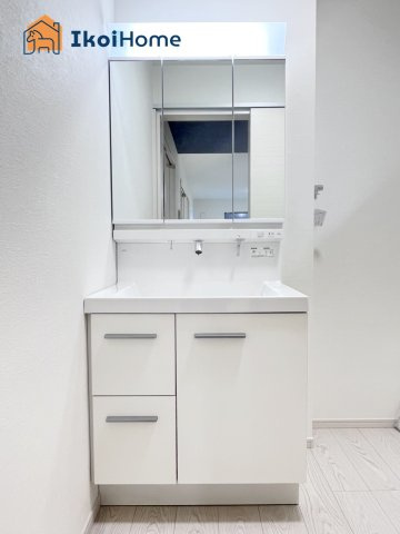 神戸市西区桜が丘西町3丁目　新築戸建の洗面所|【ホームページに現地動画掲載中】●年中無休：当日予約可●洗面台は３面鏡。広さのあるワイドシンクです。