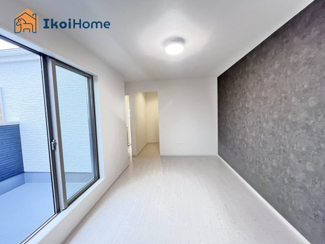 神戸市西区桜が丘西町3丁目　新築戸建の寝室|【ホームページに現地動画掲載中】●年中無休：当日予約可●洋室8帖になります。バルコニーに出入できます