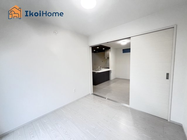 神戸市西区桜が丘西町3丁目　新築戸建の内装|【ホームページに現地動画掲載中】●年中無休：当日予約可●1階洋室4.5帖です。LDKに隣室しています