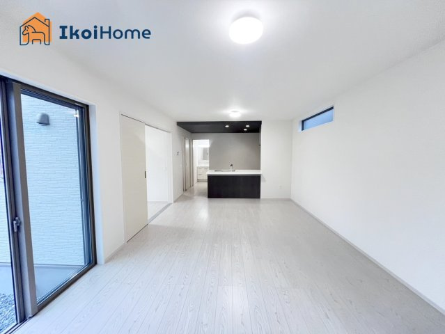 神戸市西区桜が丘西町3丁目　新築戸建の居間・リビング|【ホームページに現地動画掲載中】●年中無休：当日予約可●LDK18帖あります。明るいLDKです！