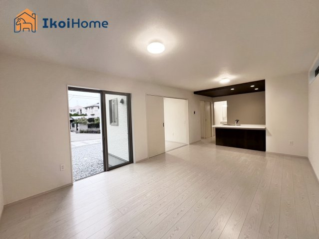 神戸市西区桜が丘西町3丁目　新築戸建の居間・リビング|【ホームページに現地動画掲載中】●年中無休：当日予約可●カウンターキッチンからは室内が見渡せます。