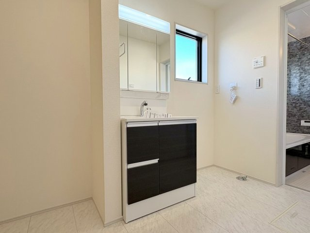 リーブルガーデン　岐阜市島田1丁目　全3区画分譲の独立洗面台|洗面化粧台 幅 750mm、軽く割れにくい洗面ボールと場所をとらないコンパクト設計の本体キャビネットです。
ミラー扉の内側は全て収納スペースです。リフトアップシャワーを採用し両手が自由に使えます