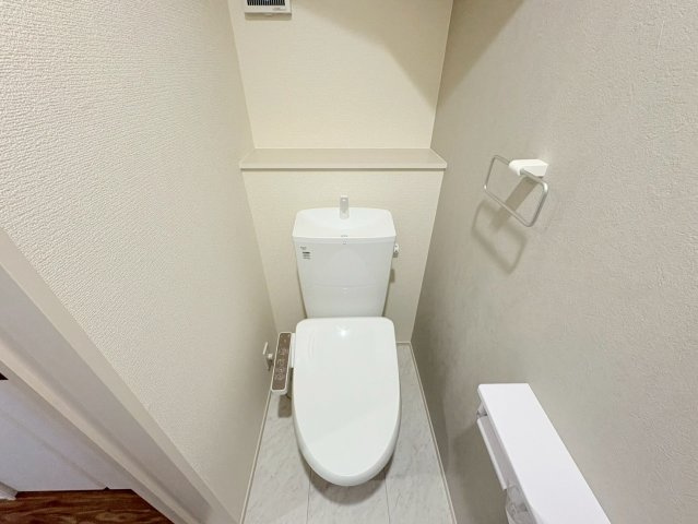 リーブルガーデン　岐阜市島田1丁目　全3区画分譲のトイレ|超表面平滑加工とイオンパワーの「セフィオンテクト」加工で、汚れが付きにくく落ちやすい仕様で清潔です。
便器にフチがないので汚れが隠れて見えない部分がありません。お手入れがとってもラクラクです。