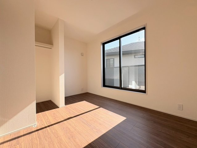 リーブルガーデン　岐阜市島田1丁目　全3区画分譲の洋室|全居室にたっぷり収納できる大型クローゼット、居室部分の窓ガラスには間に空気層を設けたペアガラスを採用。
高い断熱性と共にガラス面の結露対策にも効果を発揮します。