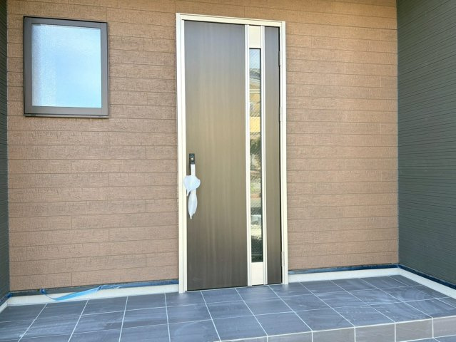 リーブルガーデン　岐阜市島田1丁目　全3区画分譲の玄関|【ピッキング防止機能付き玄関ドア錠】玄関ドアの鍵は上下に２つあり、内側の下段は脱着サムターンキー。
鍵を不正に開錠されても、もう１つの鍵でピッキングを防ぎます。防犯性の高い仕様になっています。