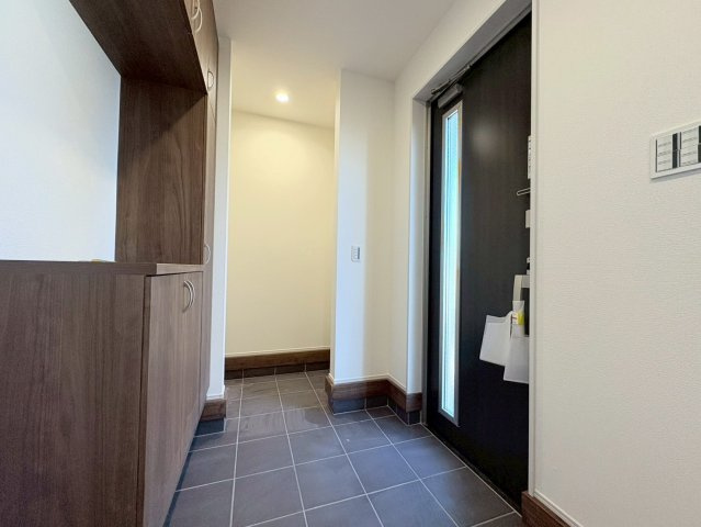 リーブルガーデン　岐阜市島田1丁目　全3区画分譲の玄関|大容量のシューズ収納付きで玄関周りもすっきり！玄関ドアからの光が玄関ホールを明るくしてくれます。