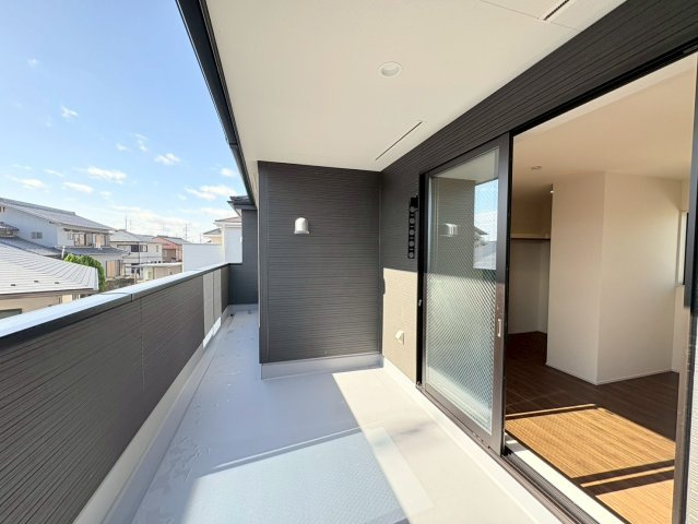 リーブルガーデン　岐阜市島田1丁目　全3区画分譲のバルコニー|バルコニーは南向きで洗濯物もよく乾きます！強度と表面積硬度を持つFPRで防水しています。