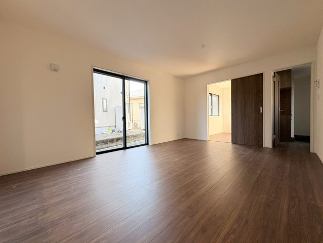 リーブルガーデン　岐阜市島田1丁目　全3区画分譲の居間・リビング|明るい日差しをふんだんに取り込んだリビングダイニングは家族の笑顔につつまれた素敵な空間になります。
一建設の家は精度が高く丈夫な工法を採用し、「住宅トップランナー基準」に対応しています。