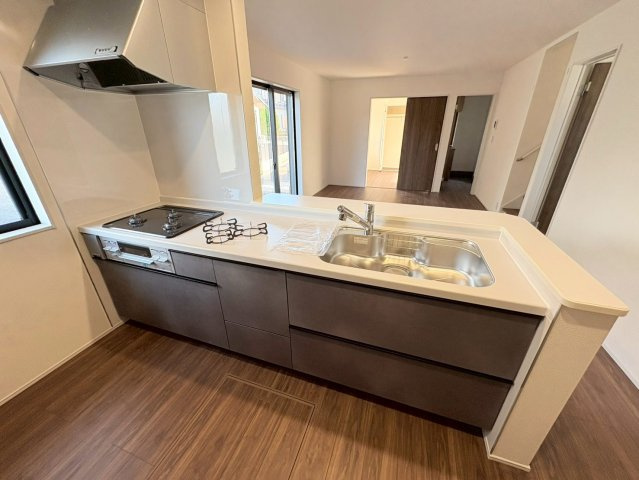 リーブルガーデン　岐阜市島田1丁目　全3区画分譲のキッチン|機能的で手入れがしやすいシステムキッチンでお掃除も楽々。蛇口は浄水器内蔵型で節湯CI対応水栓です。　
人造大理石カウンターやキッチンパネルなど明るくきれいにお使いいただけます。