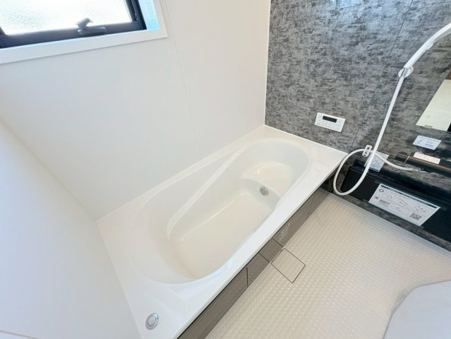 リーブルガーデン　岐阜市島田1丁目　全3区画分譲の浴室|明るく清潔感がある浴室。浴槽は環境にやさしい節水タイプ。浴槽内ステップで半身浴、親子入浴も安心です。
洗い場の床は乾きやすく滑りにくい快適仕様、水はけが良くカビの発生を軽減できます。
