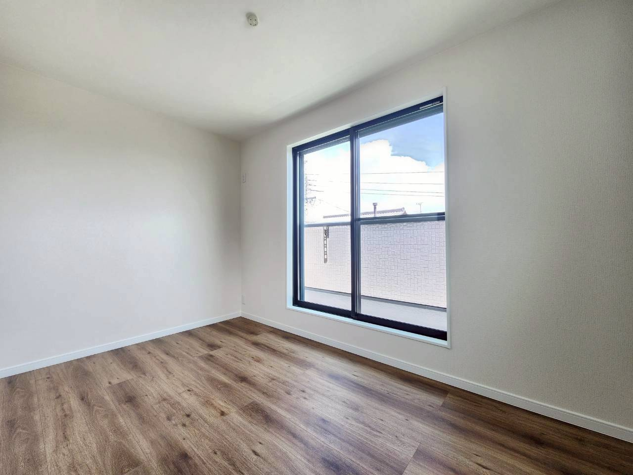 長岡京市奥海印寺東山の洋室|バルコニーに出られる洋室。寝室やお子様の居室など、多用途にご使用いただけます！
