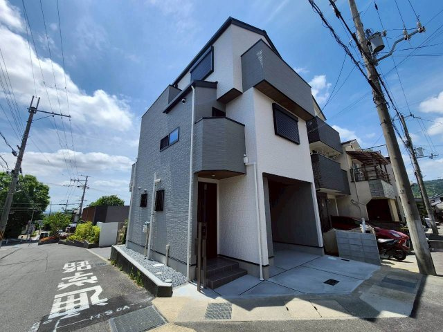 長岡京市奥海印寺東山の外観|角地のため、日当たり、通風良好(^^)/
前道広々6ｍ！抜け感がございます！
