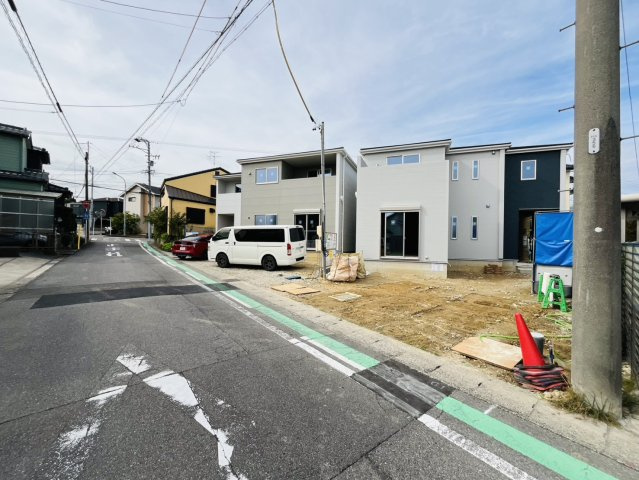 半田市岩滑高山町2丁目113-3『仲介手数料無料』新築戸建ての前面道路含む現地写真