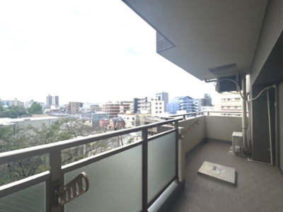 【展望】 | ジェム川口プライムアベニュー | 広々したバルコニーで洗濯物も干しやすいです！
バルコニーからは植栽も見えて癒されます♪