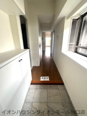 【玄関】 | ジェム川口プライムアベニュー | 玄関にも窓があるので解放感と明るさがあります！