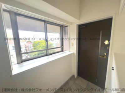【その他】 | ジェム川口プライムアベニュー | 玄関にも窓があるので明るさと解放感があります！