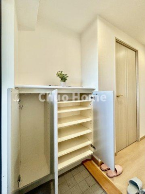 【玄関】 | 四つ木パークホームズ | 【玄関】玄関には大型のシューズクローゼットを設置しておりますのでいつでもスッキリりとした空間を保てます。玄関周りを清潔に使うのはとても大事なことですよね。