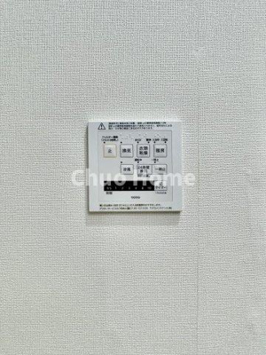 【冷暖房・空調設備】 | 四つ木パークホームズ | 【浴室乾燥機】暖房・冷風・換気・乾燥が可能です。毎日を快適に過ごせるうれしい機能が揃っています。雨の日の洗濯物も安心です。