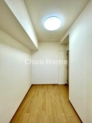 【寝室】 | 四つ木パークホームズ | 【寝室】心と体をゆったりと安らげる主寝室。寝室のゆとりが大きい分だけ、暮らしの安らぎは深まります。一日の疲れを癒すだけでなく、ご夫婦の親密な語らいを紡ぎ出します