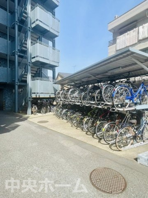 【駐輪場】 | 四つ木パークホームズ | 【自転車置き場】最新の空き状況や費用などの詳細は担当スタッフまでお問い合わせください。