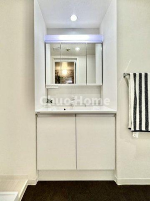 【独立洗面台】 | 四つ木パークホームズ | 【洗面化粧台】洗面化粧台には三面鏡を採用。身だしなみを整えやすい事はもちろんですが、鏡の後ろに収納スペースを設ける事により、散らかりやすい洗面スペースをすっきりさせる事が出来るのも嬉しいですね