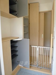 広島市安佐北区上深川町のアパートの玄関