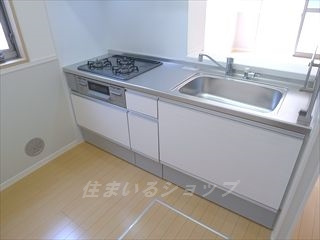 広島市安佐北区上深川町のアパートのキッチン|３口ガスコンロ・グリル付き・食洗機対応