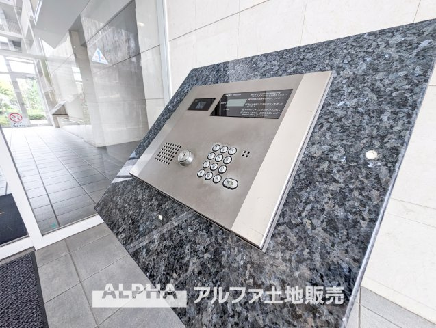 グレーシアシティ立川ブロードウィングのエントランス|【Entrance】
◆エントランス◆重厚なドアーとロックらタイルのエントランスが住まう人を迎えてくれる。扉を開けると温もりと幸せと楽しさいっぱいの我が家に帰る事が出来る安心感。