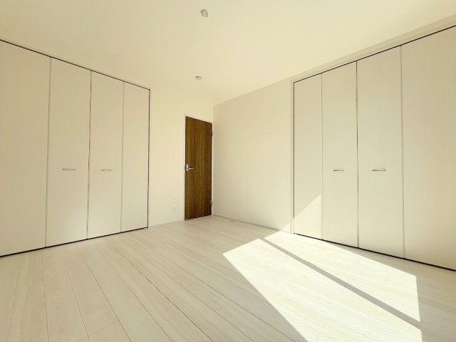 吉川市保　新築戸建　全2棟　1号棟の洋室|クローゼット2ヶ所付きなので夫婦で分けてお使いいただけます