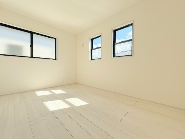 吉川市保　新築戸建　全2棟　1号棟の洋室|2面採光の明るい洋室6.5帖