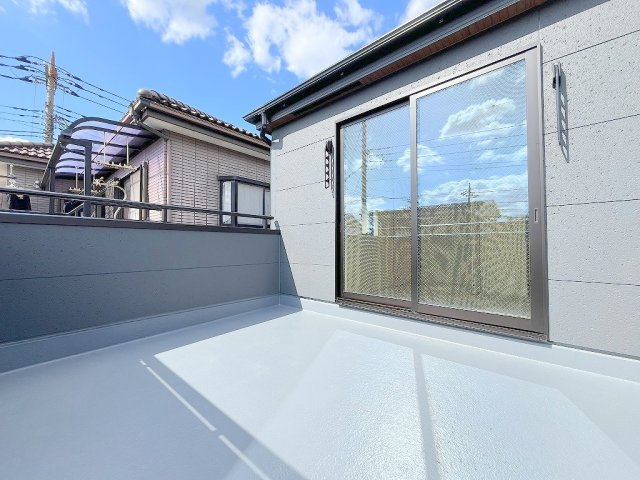 吉川市保　新築戸建　全2棟　1号棟のバルコニー|南向きのワイドバルコニーで洗濯物もたっぷり干せます