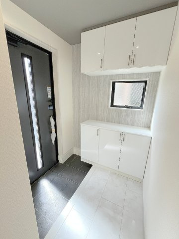 吉川市保　新築戸建　全2棟　1号棟の玄関|カウンター部分にはお好きなインテリアが飾れます